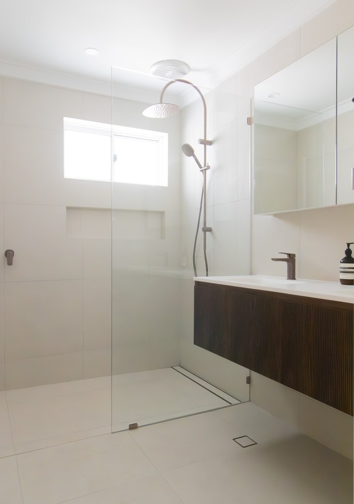 bathroom drain with easy clean grate