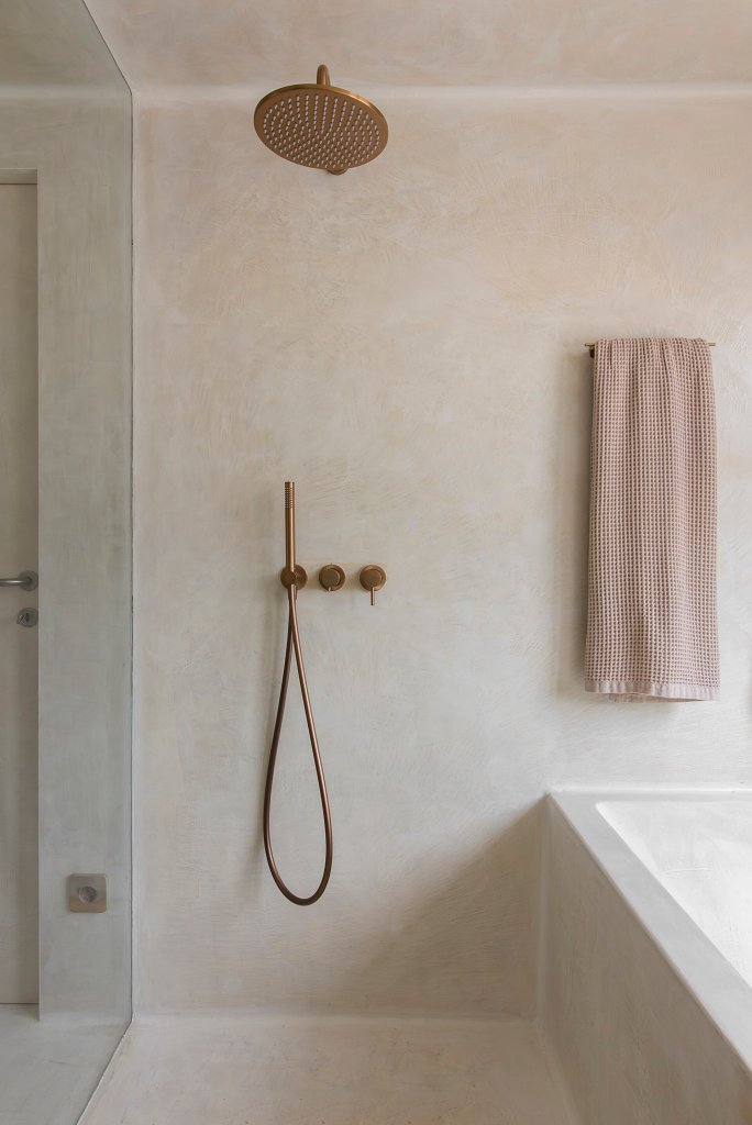 no bathroom tiles on the walls